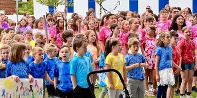 Elementary school kids serenade Verona Cancer Center patients 